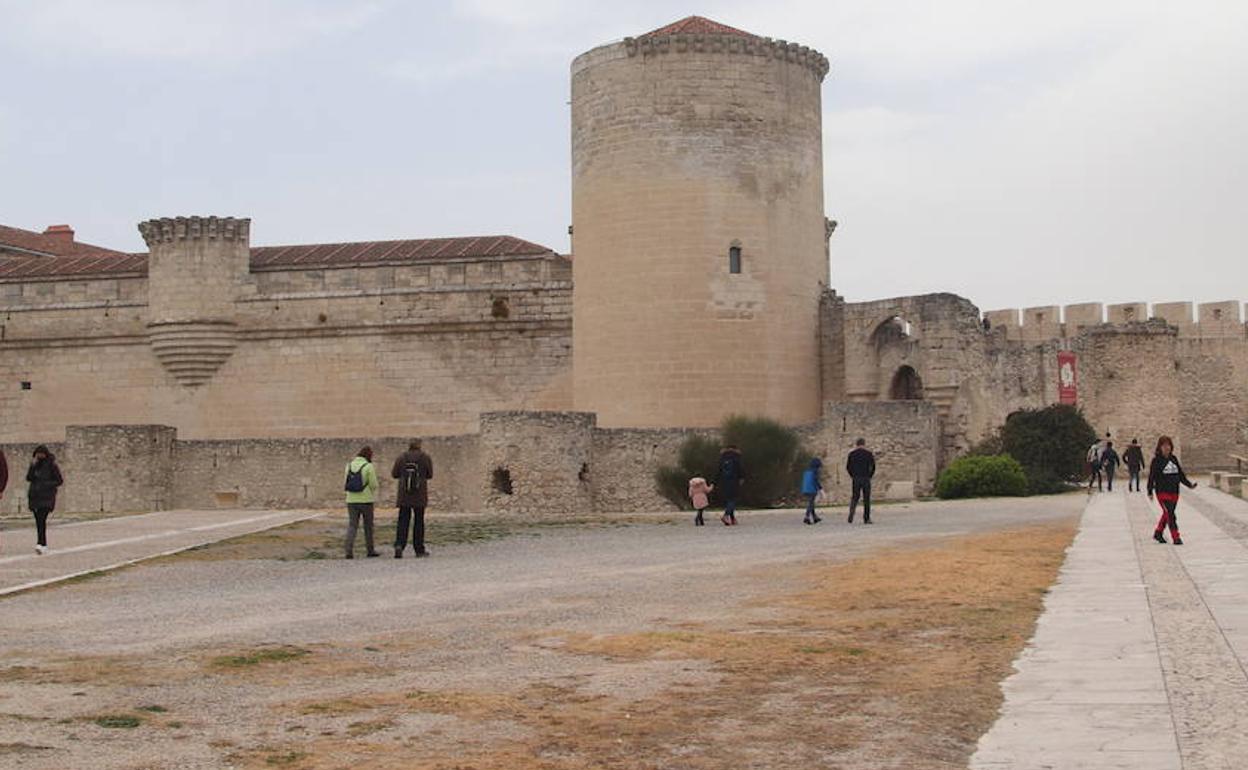 Alrededores del castillo, este puente. 