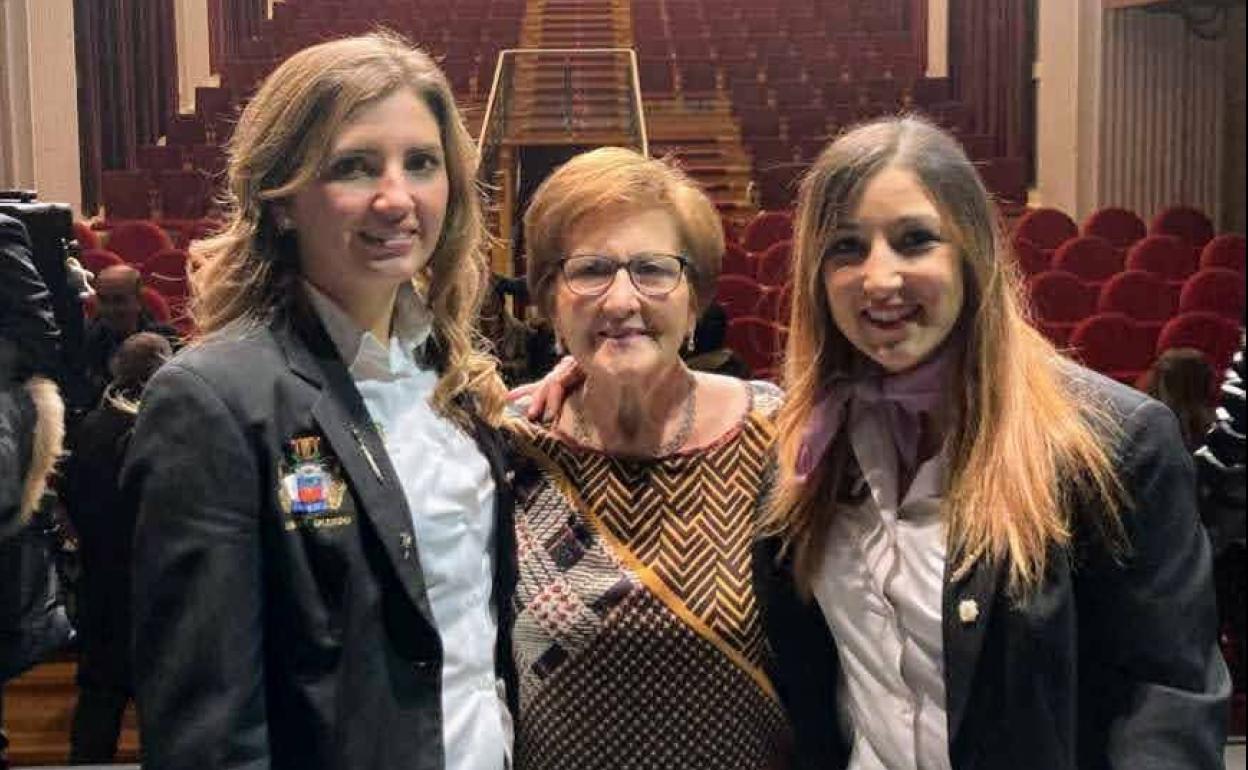 Carmen González, entre dos de sus antiguas alumnas.