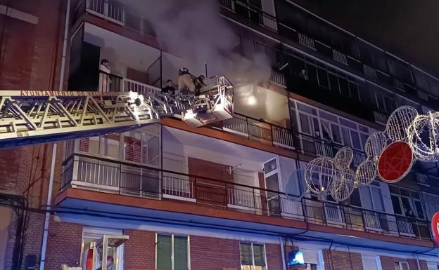 Diez intoxicados en el incendio de una vivienda en Valladolid