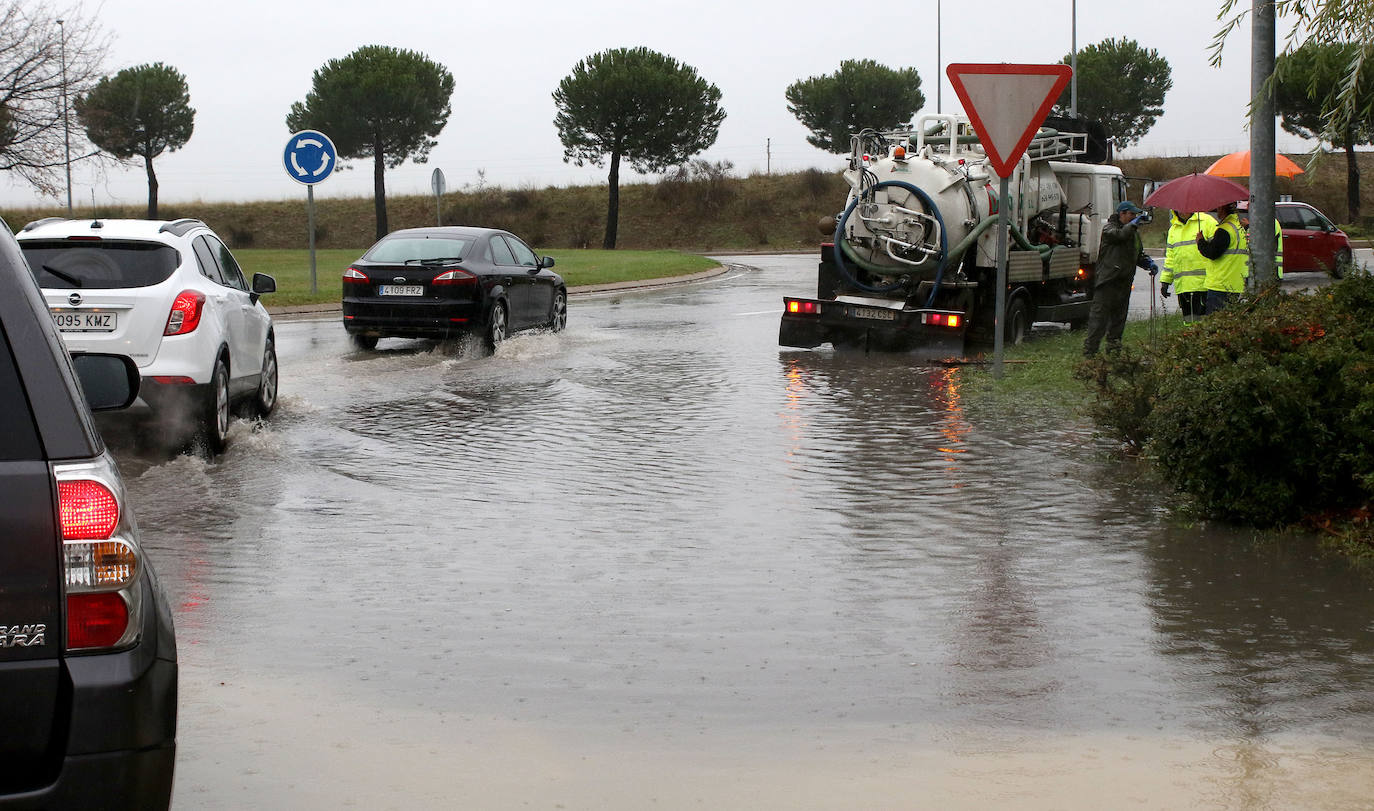 La incesante lluvia causa varios problemas en Segovia. 