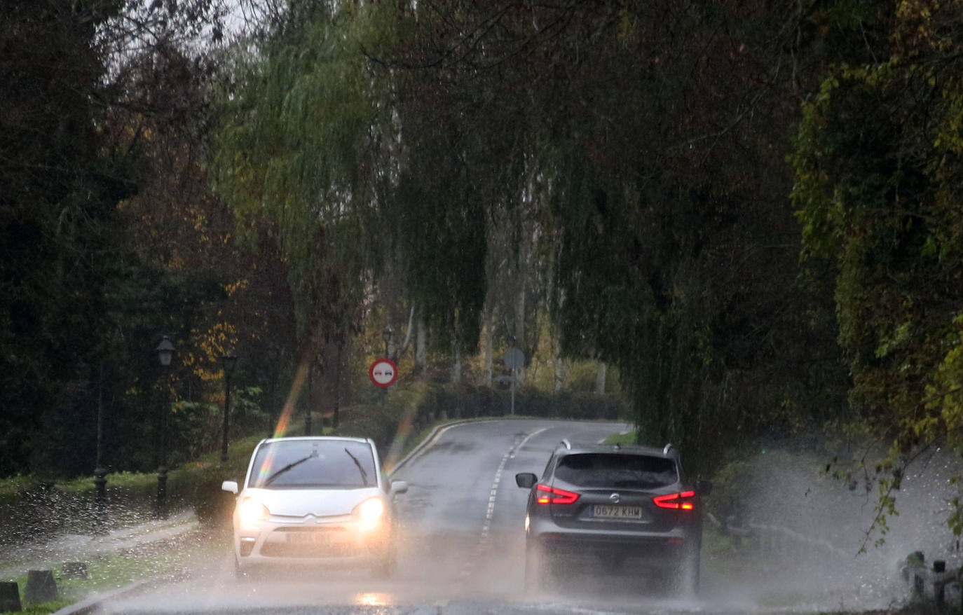 La incesante lluvia causa varios problemas en Segovia. 