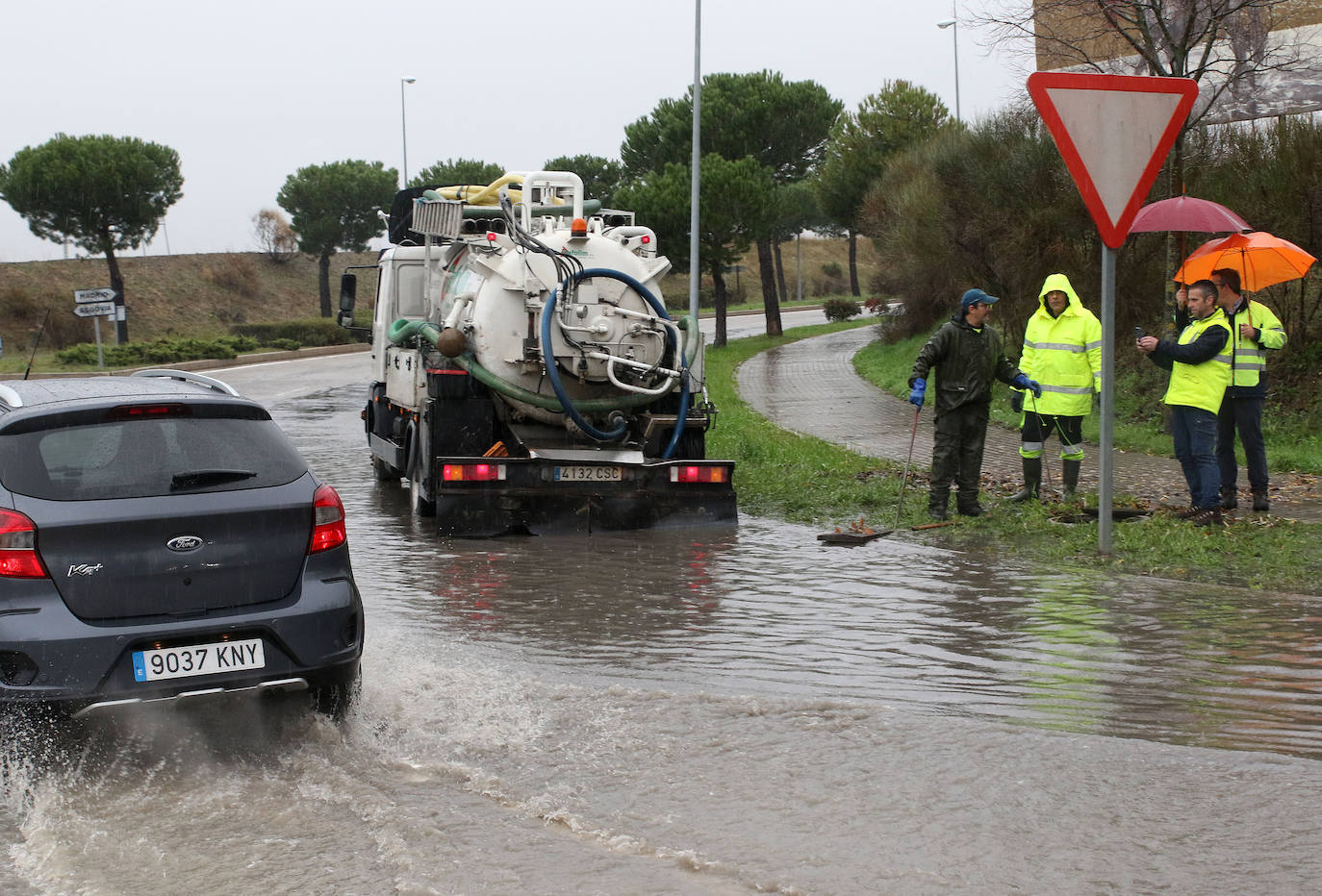 La incesante lluvia causa varios problemas en Segovia. 