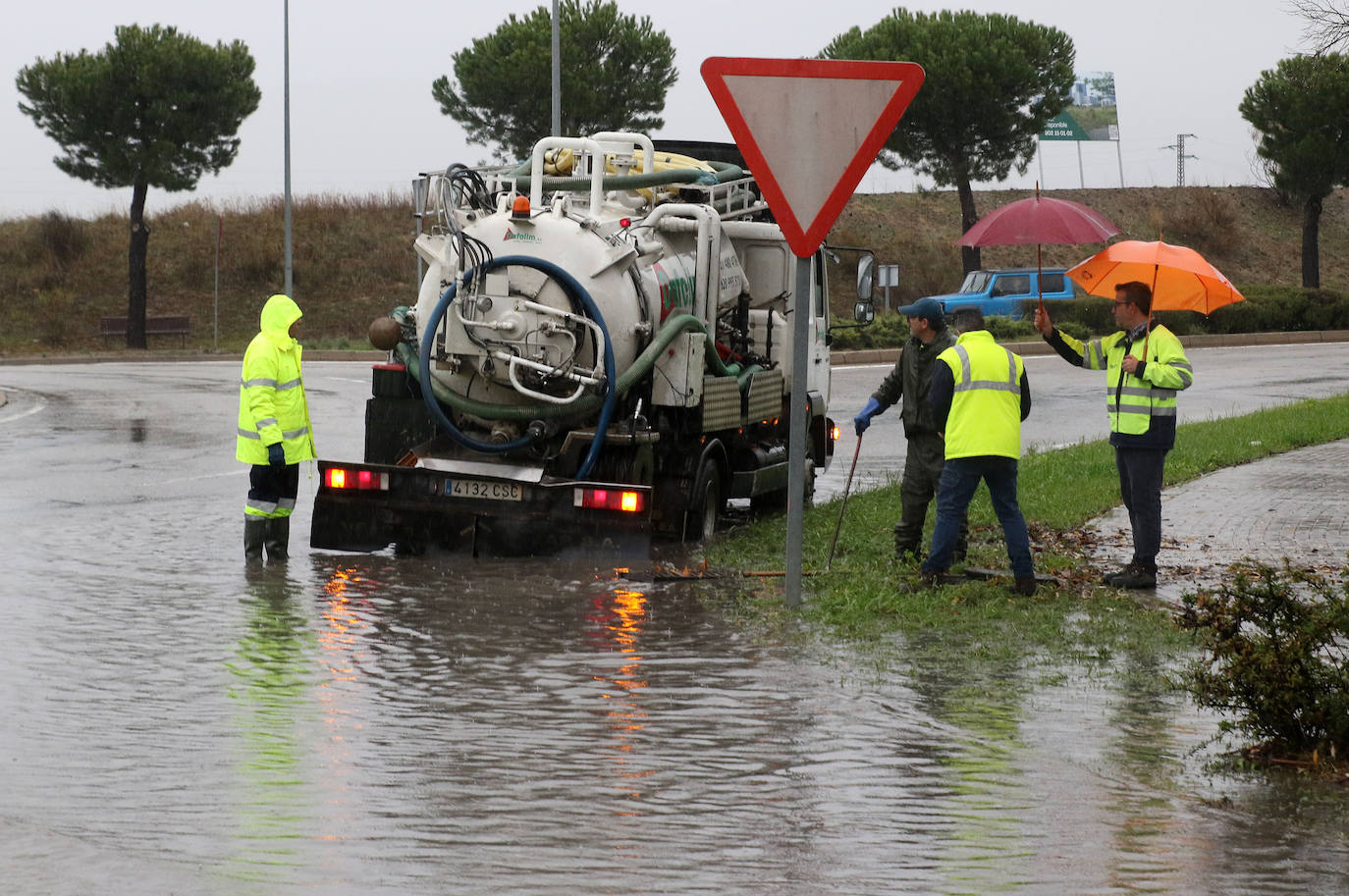 La incesante lluvia causa varios problemas en Segovia. 