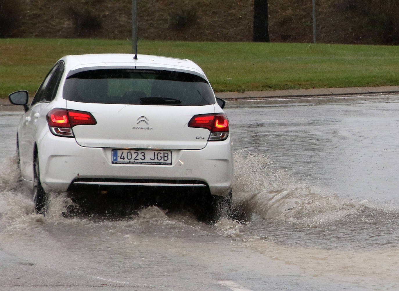 La incesante lluvia causa varios problemas en Segovia. 