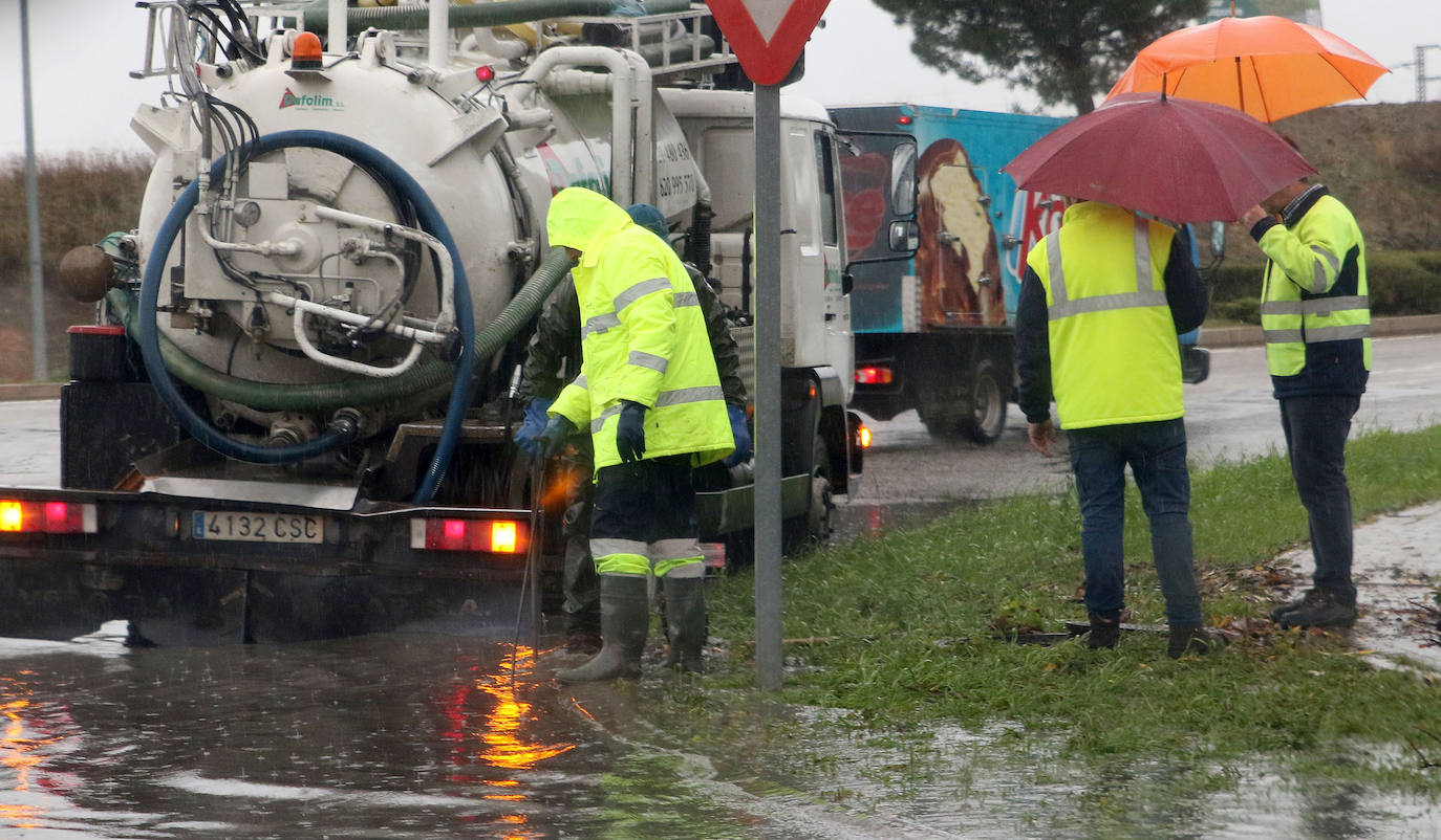 La incesante lluvia causa varios problemas en Segovia. 