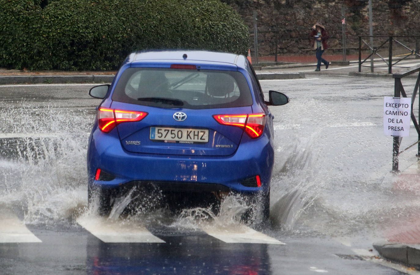 La incesante lluvia causa varios problemas en Segovia. 