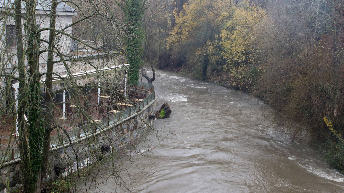 La incesante lluvia causa varios problemas en Segovia. 