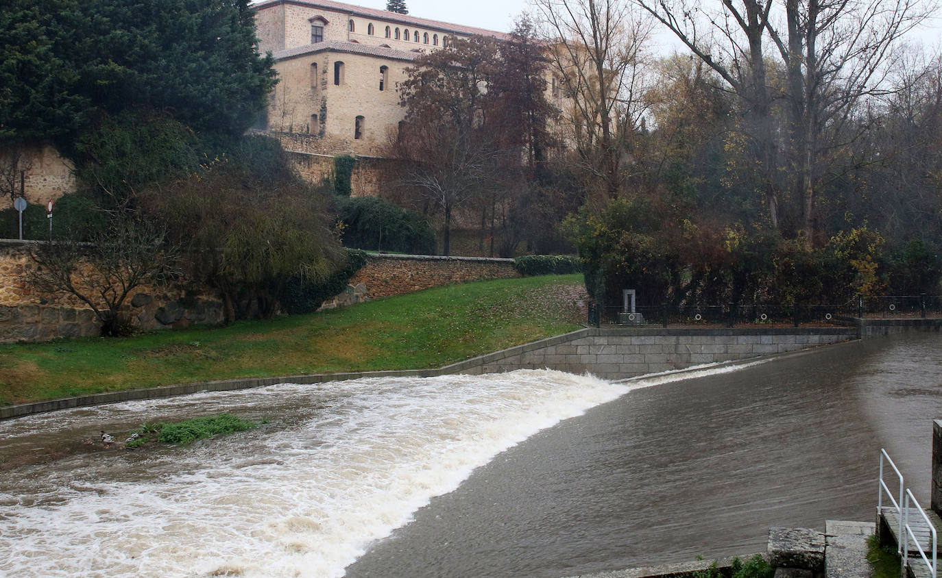 La incesante lluvia causa varios problemas en Segovia. 