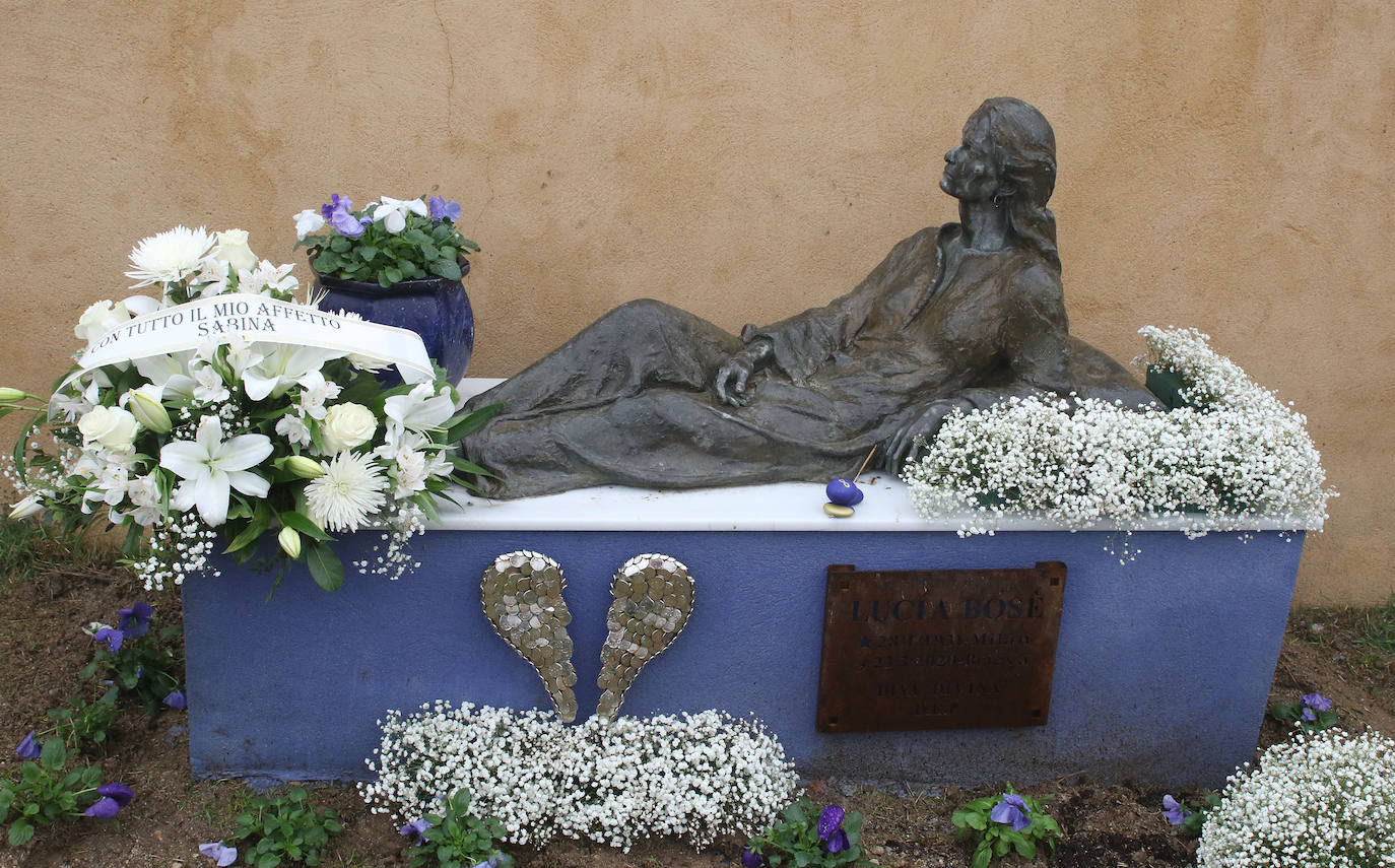 Los restos de Lucía Bosé descansan desde hoy en el cementerio de Brieva. 