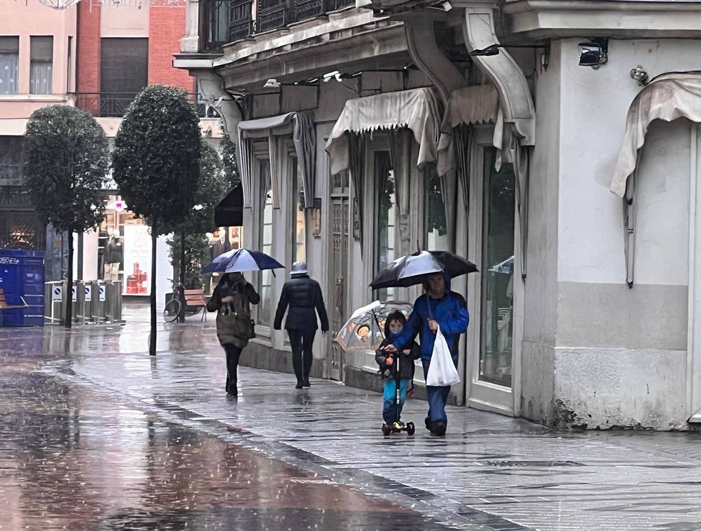 Una persona salta una balsa de agua en una calle de Valladolid.