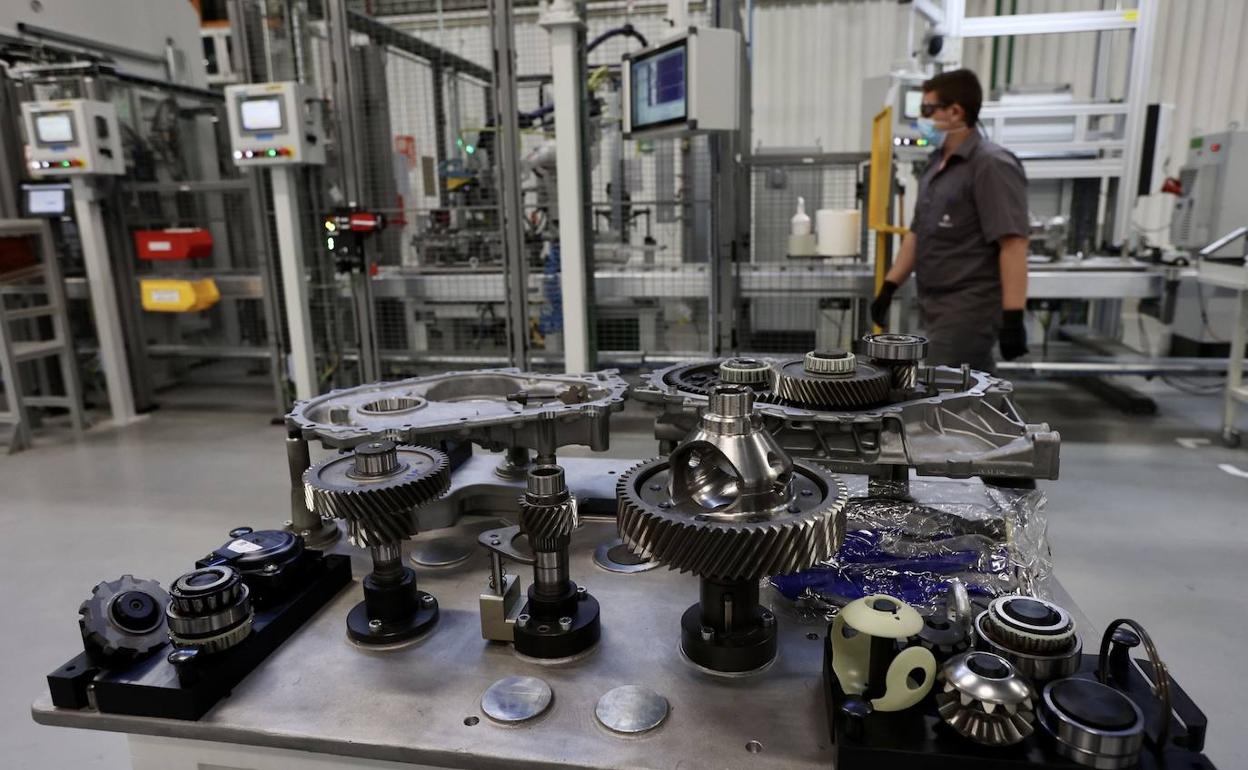 Un trabajador en las instalaciones de Renault en Sevilla. 