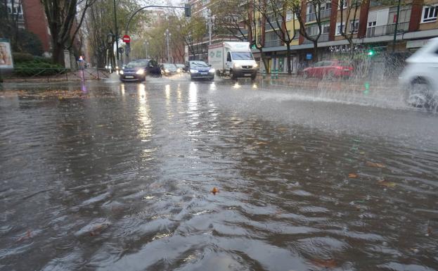 El aguacero deja un reguero de balsas de agua por todo Valladolid