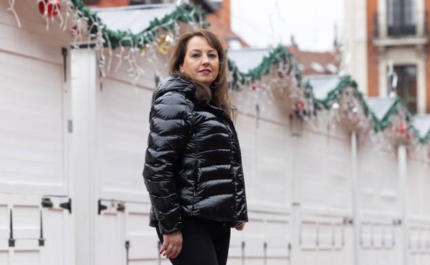 La cantante Sarabel, en la Plaza Mayor de Valladolid. 