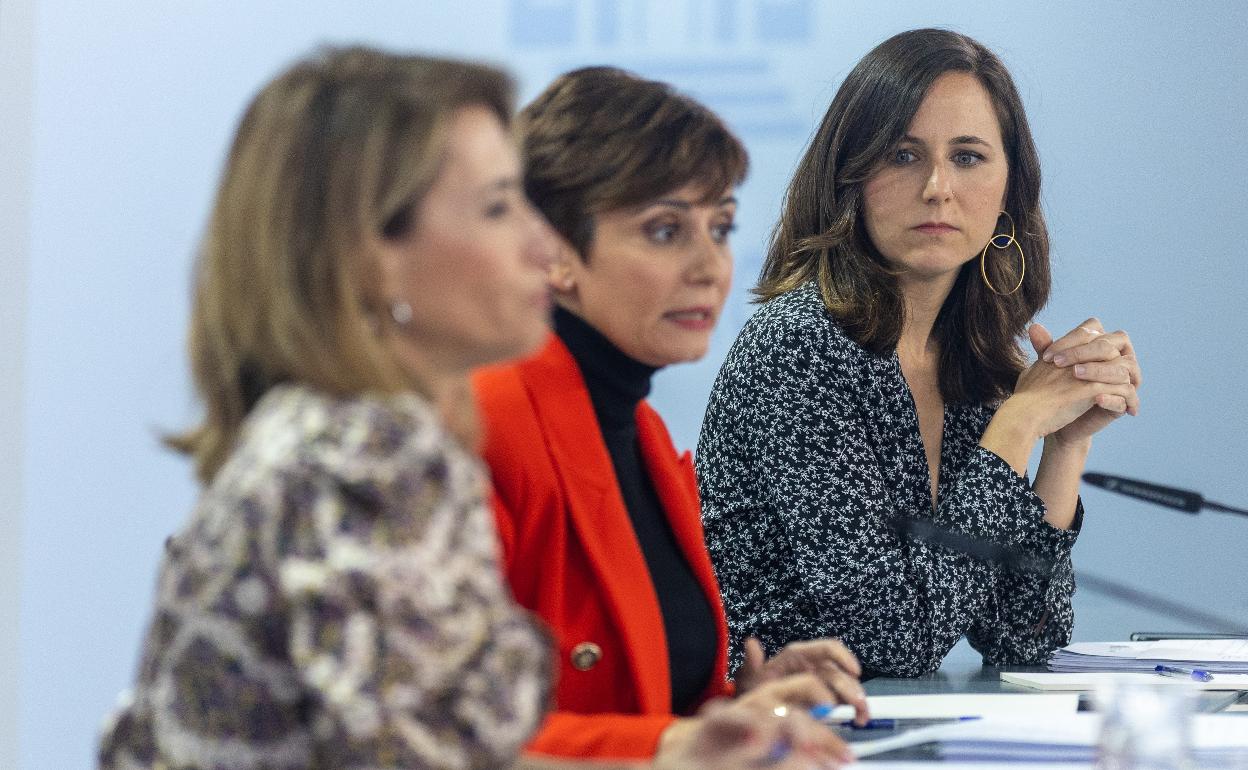 De izquierda a derecha, la ministra de Transportes, Movilidad y Agenda Urbana, Raquel Sánchez, la ministra de Política Territorial y portavoz del Gobierno, Isabel Rodríguez, y la ministra de Derechos Sociales y Agenda 2030, Ione Belarra.