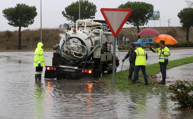 Los operarios achican agua en algunas calles de Segovia anegadas por la lluvia 