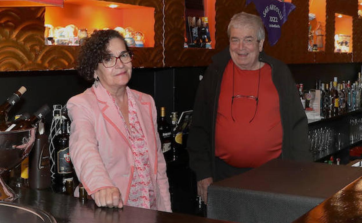 Pancho, junto a su mujer Marian, el pasado mes de octubre, tras cerrar su bar del Seminario. 