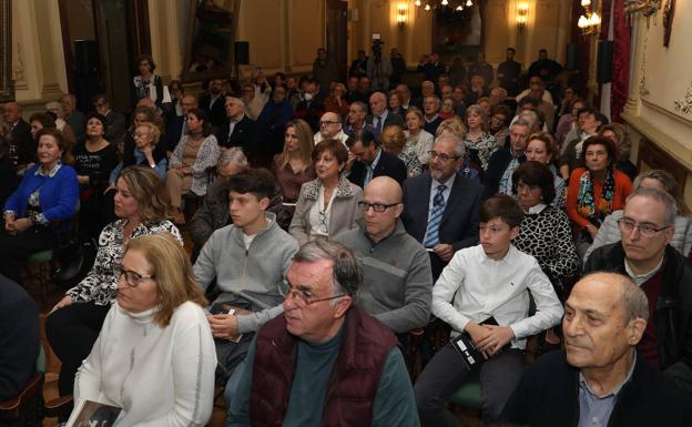 Familiares y amigos, entre el público asistente a la presentación del libro, este lunes en el Casino. 