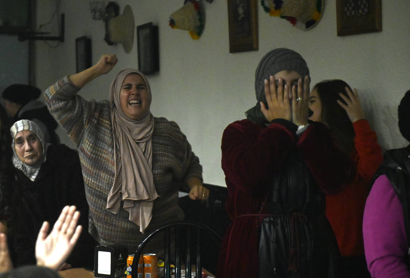 Fotos: Tensión y nervios entre la comunidad marroquí por la derrota de Marruecos en el Mundial de Qatar