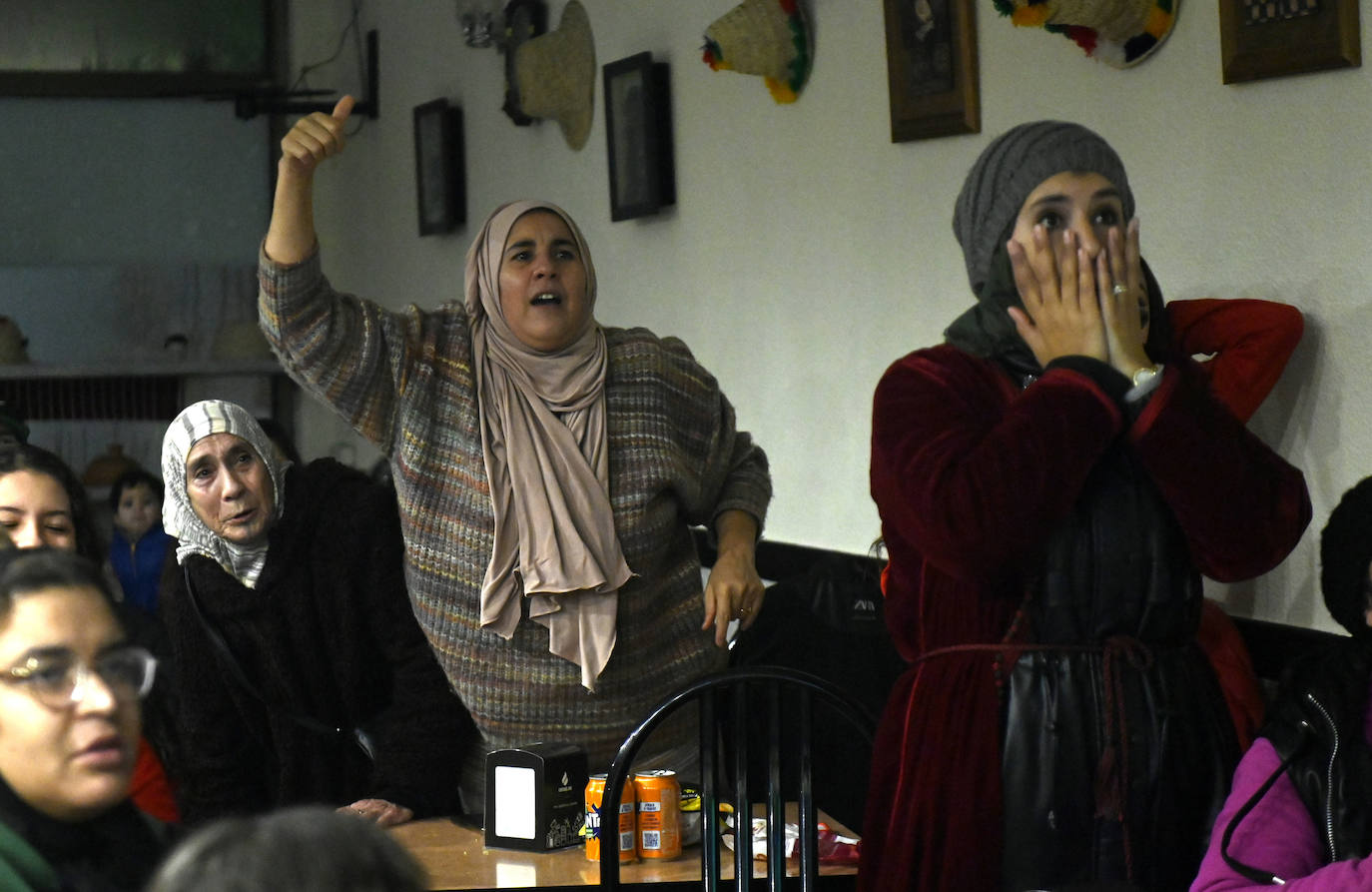 Fotos: Tensión y nervios entre la comunidad marroquí por la derrota de Marruecos en el Mundial de Qatar
