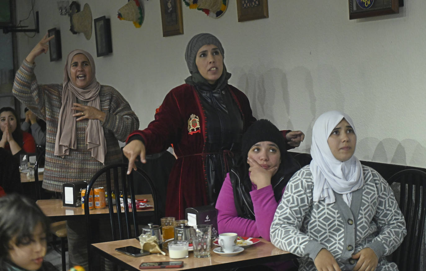 Fotos: Tensión y nervios entre la comunidad marroquí por la derrota de Marruecos en el Mundial de Qatar