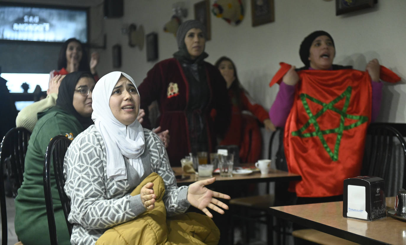 Fotos: Tensión y nervios entre la comunidad marroquí por la derrota de Marruecos en el Mundial de Qatar