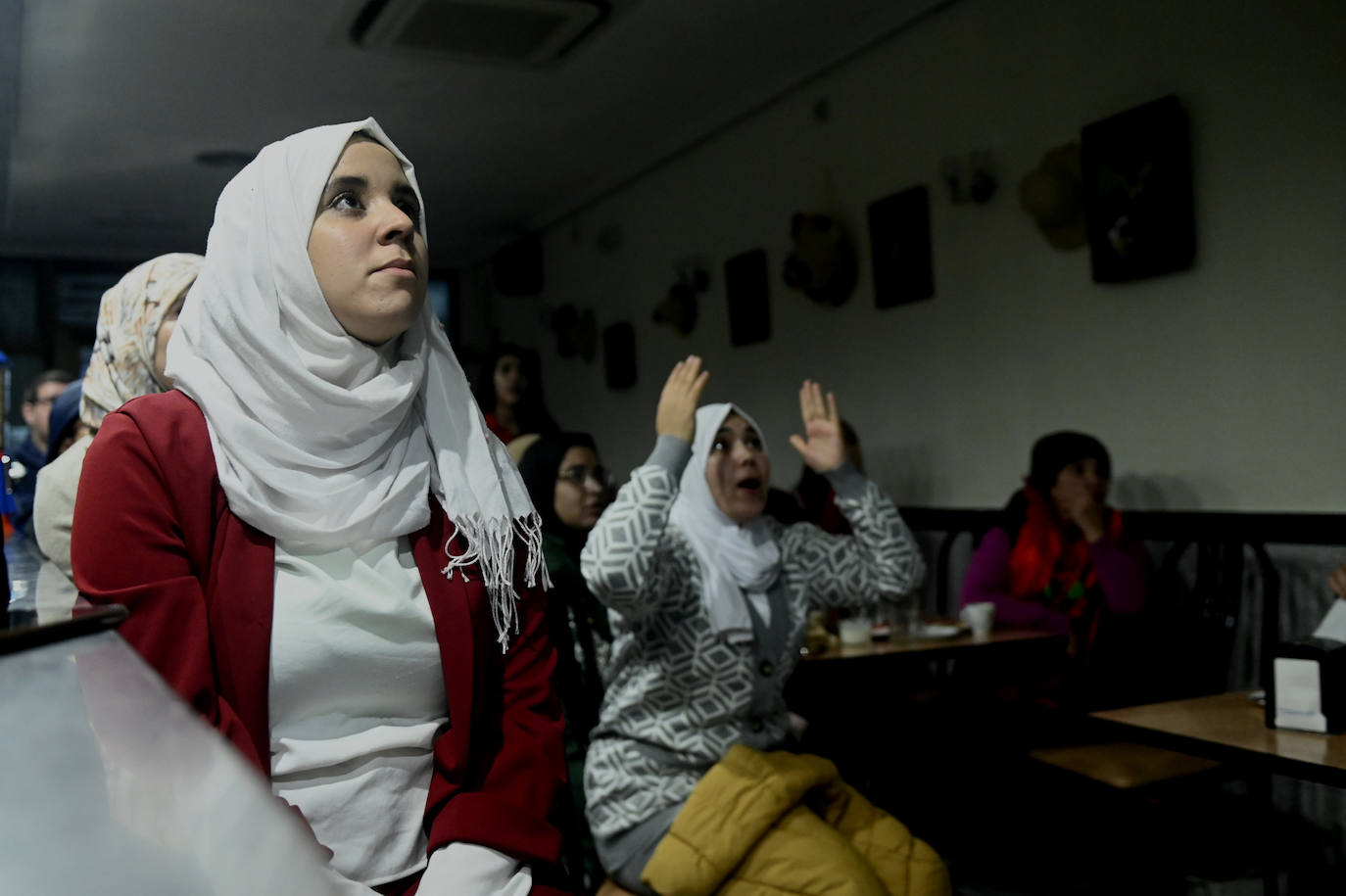 Fotos: Tensión y nervios entre la comunidad marroquí por la derrota de Marruecos en el Mundial de Qatar