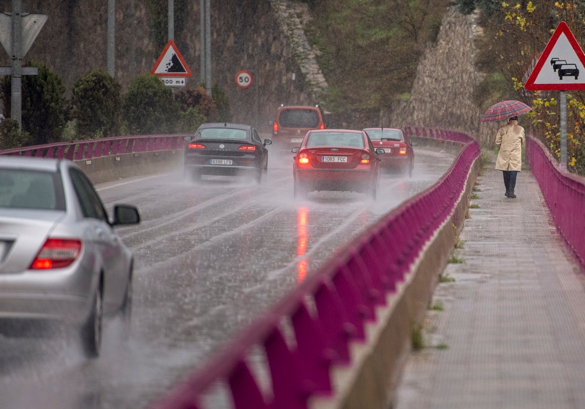 Varios coches circulan por una carretera de Toledo durante la lluvia caída este martes.