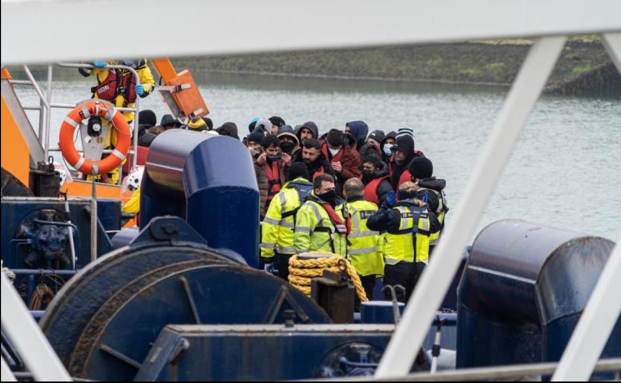 El rescate de migrantes se ha convertido en uno de los principales problemas de la Marina británica. 