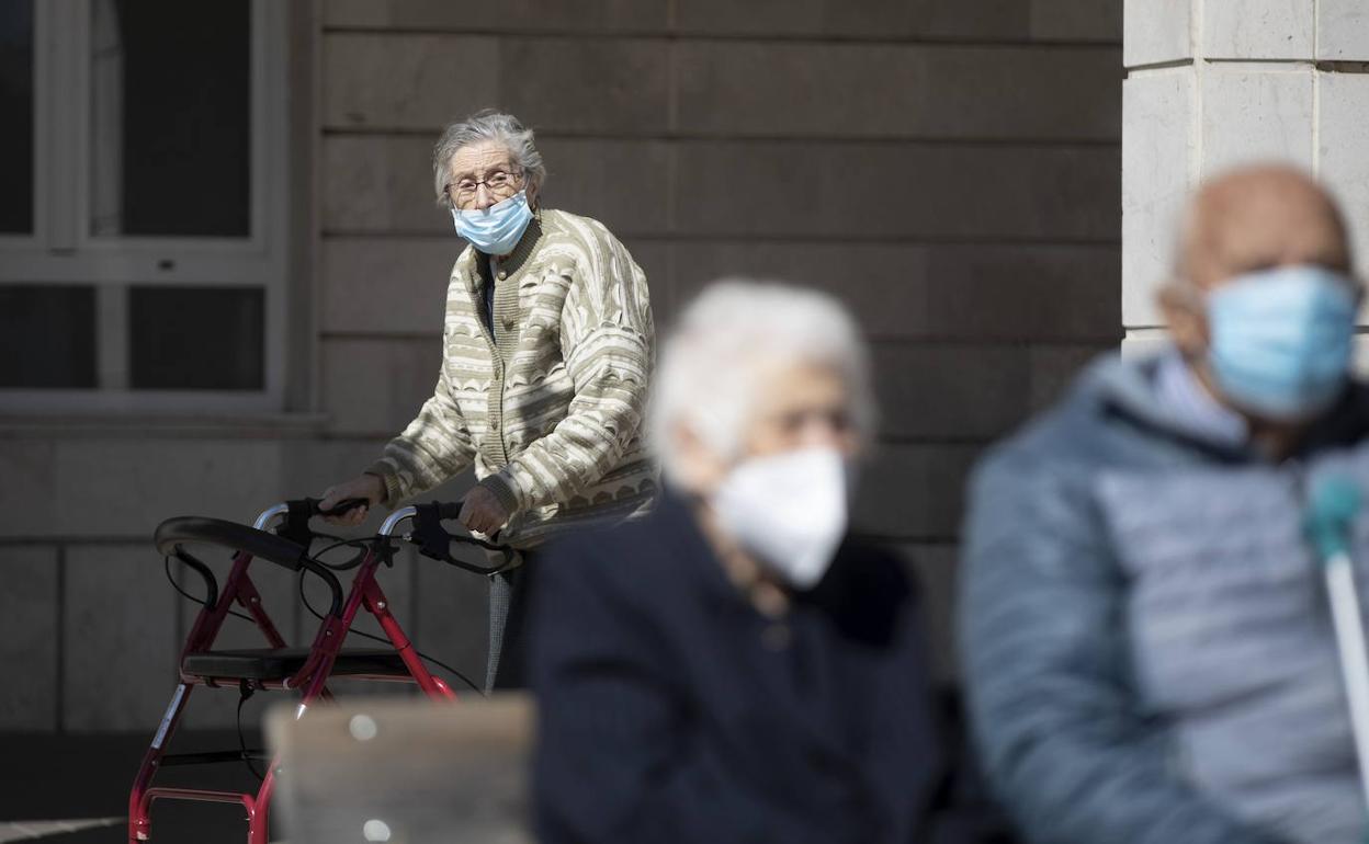 Personas mayores en Portillo, Valladolid. 