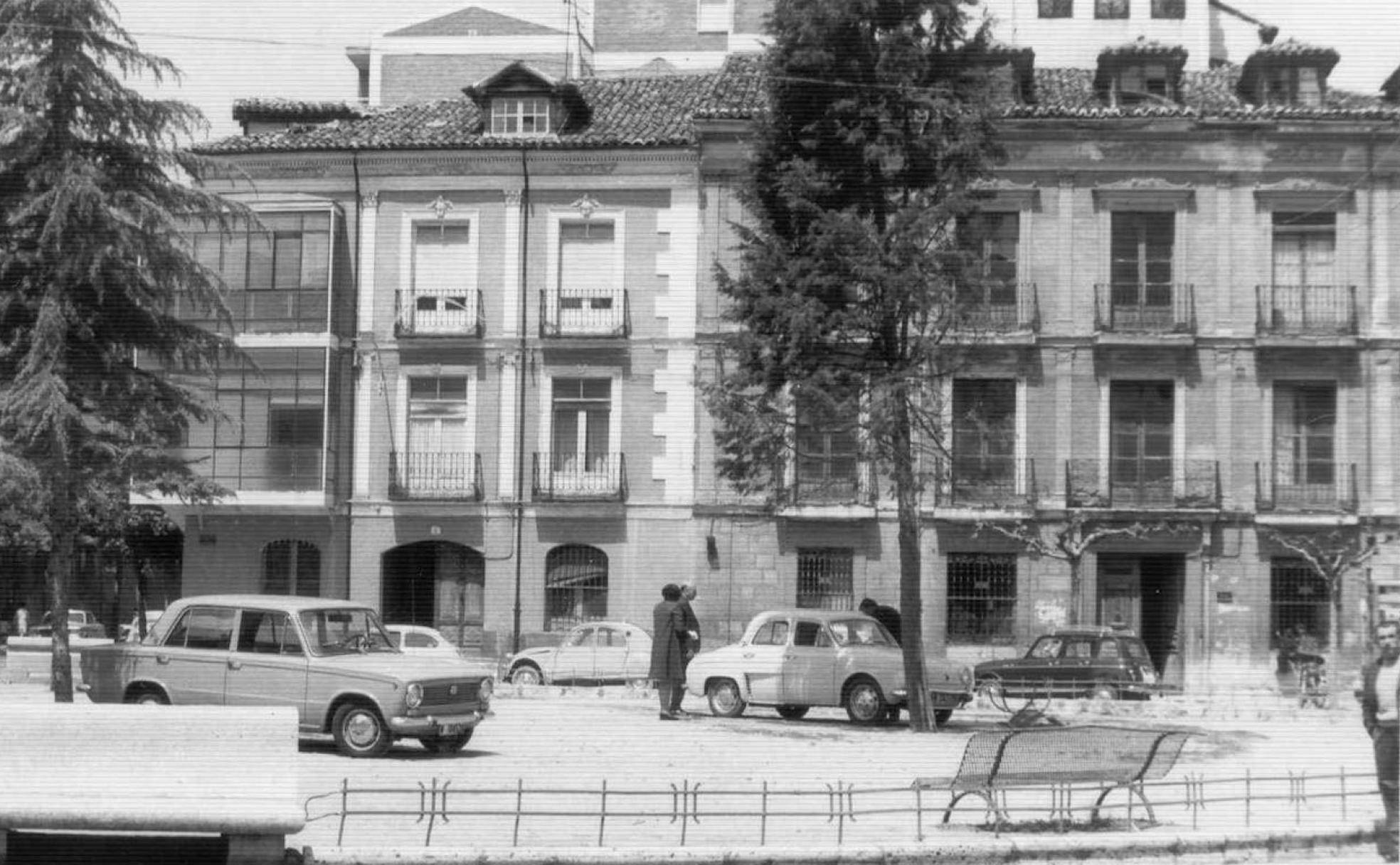 Plazuela de San Miguel donde se encontraba el Palacio Gardoqui o del conde de Fontanar (en la esquina derecha).