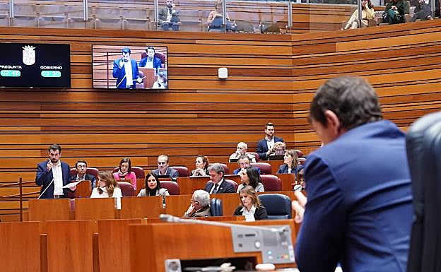 Mañueco tilda a Sánchez de peligro económico ante críticas de Tudanca a su falta de gestión