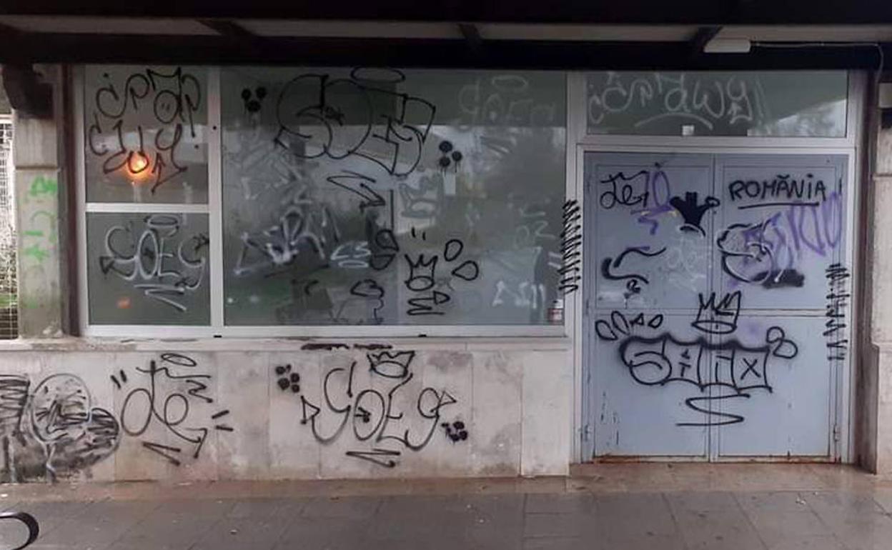 Fachada y cristaleras de la estación de Riaza, cubiertas de pintadas este pasado fin de semana. 