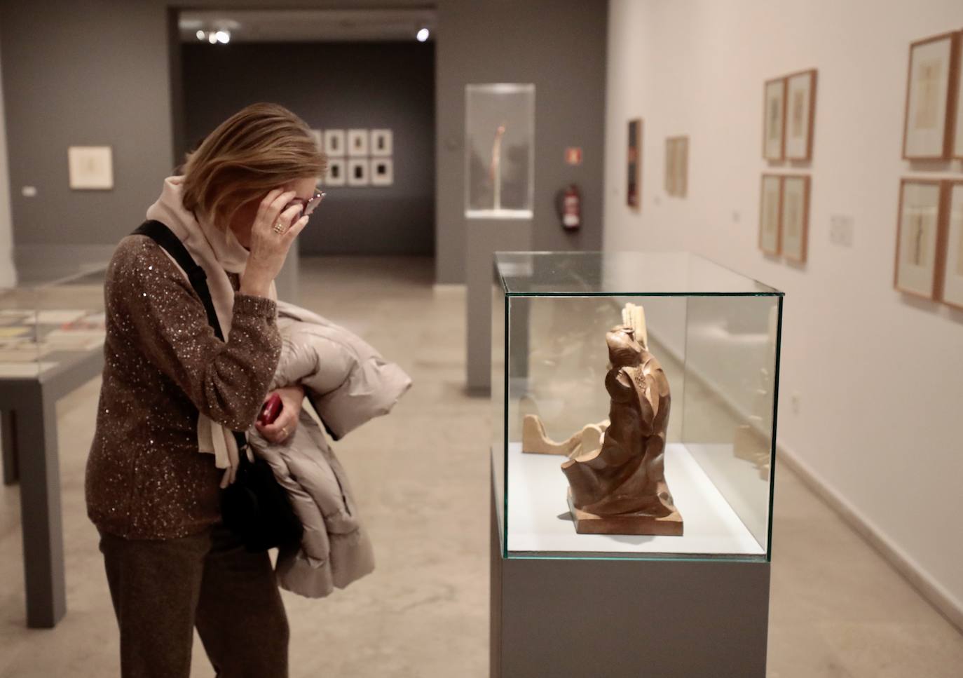 Una visitante admira una de las obras del museo 