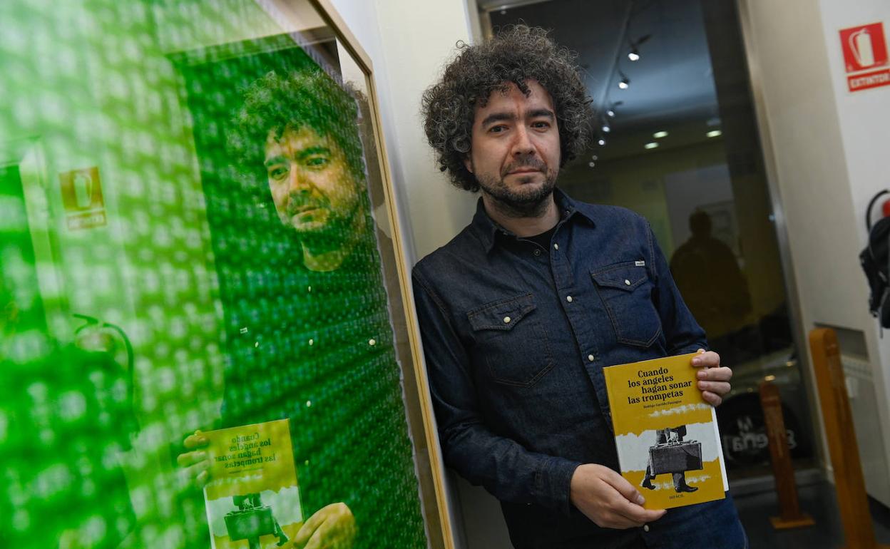 Rodrigo Garrido, con su libro. 