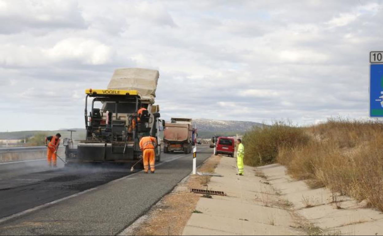 Obras de mejora del firme entre Herrera y Alar, en octubre de 2018. 