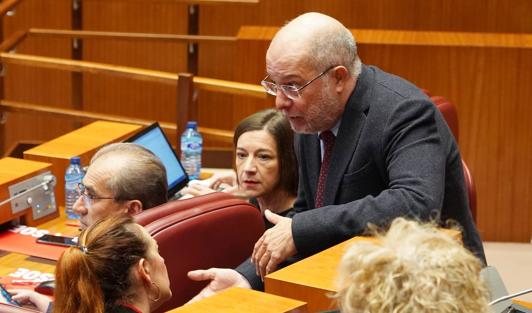 Francisco Igea conversa con Rosa Rubio (PSOE) durante un momento del pleno.