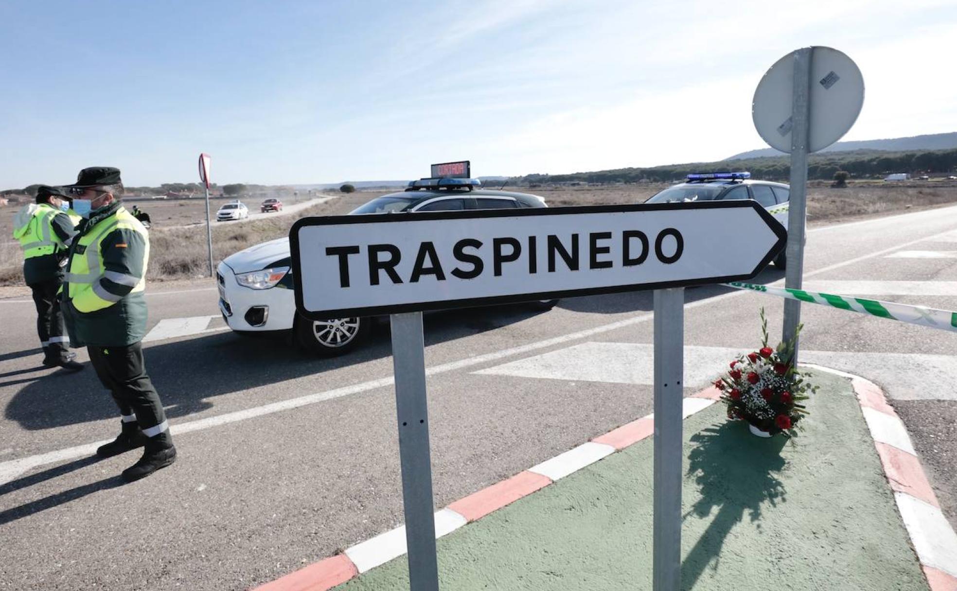 Agentes cortan el acceso de la carretera de Traspinedo por el levantamiento del cadáver. 