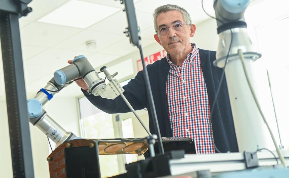 Juan Carlos Fraile, director del ITAP, posa junto al robot 'pelvictrainer' (entrenador pélvico).