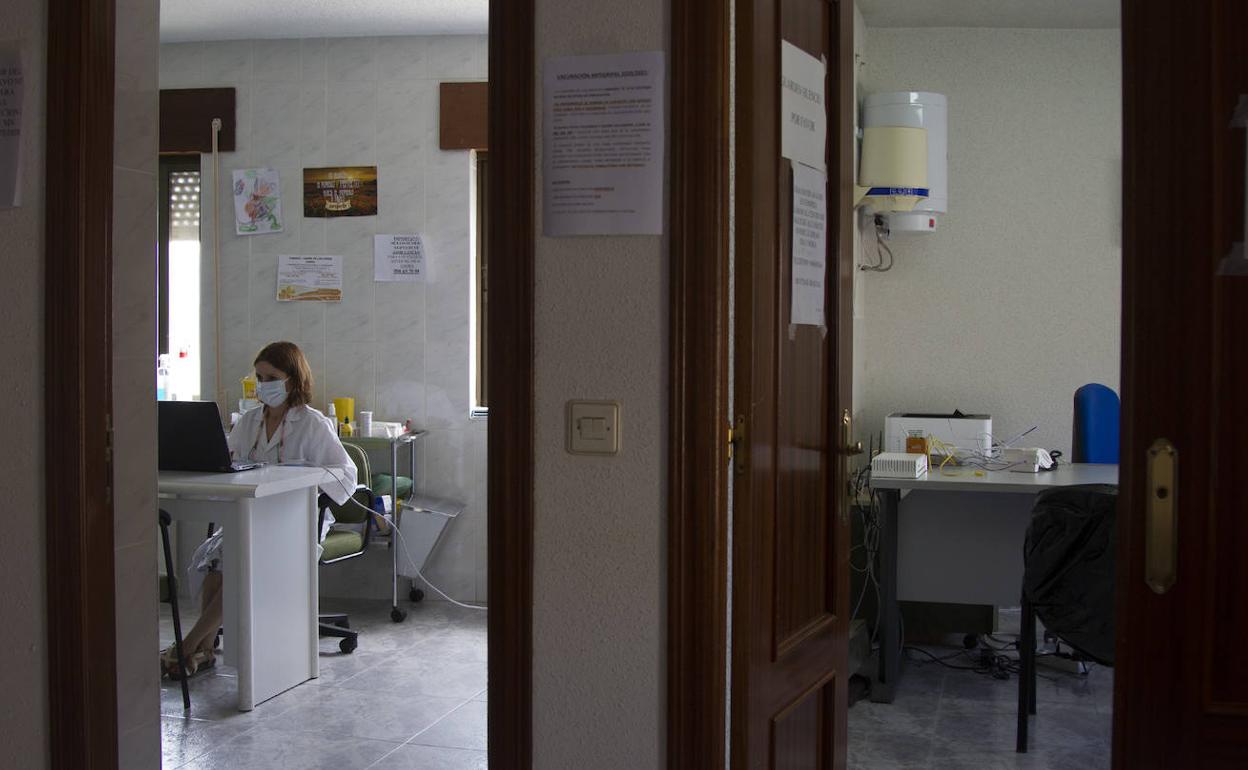 Entrada al consultorio de Fonfría, en Zamora.