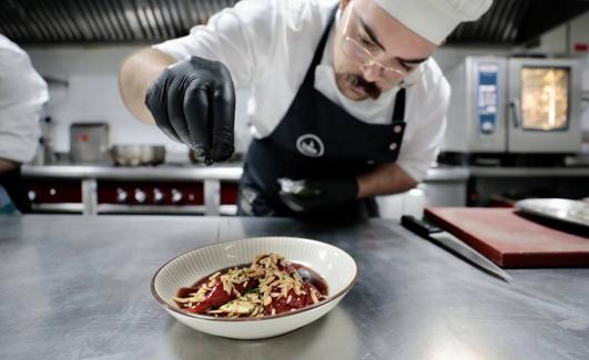 Pablo Romero remata los pimientos rellenos en el restaurante La Cocina de Manuel. 