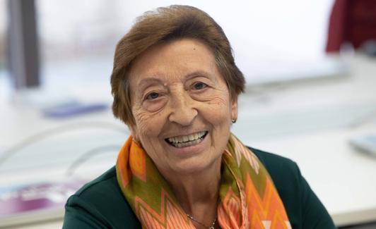 Felipa Sanz, muy sonriente en el aula donde aprende informática.