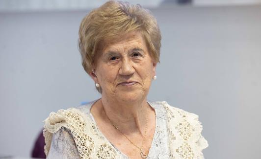 María Ángeles Rojo, que a sus 80 años aprende a usar el ordenador. 