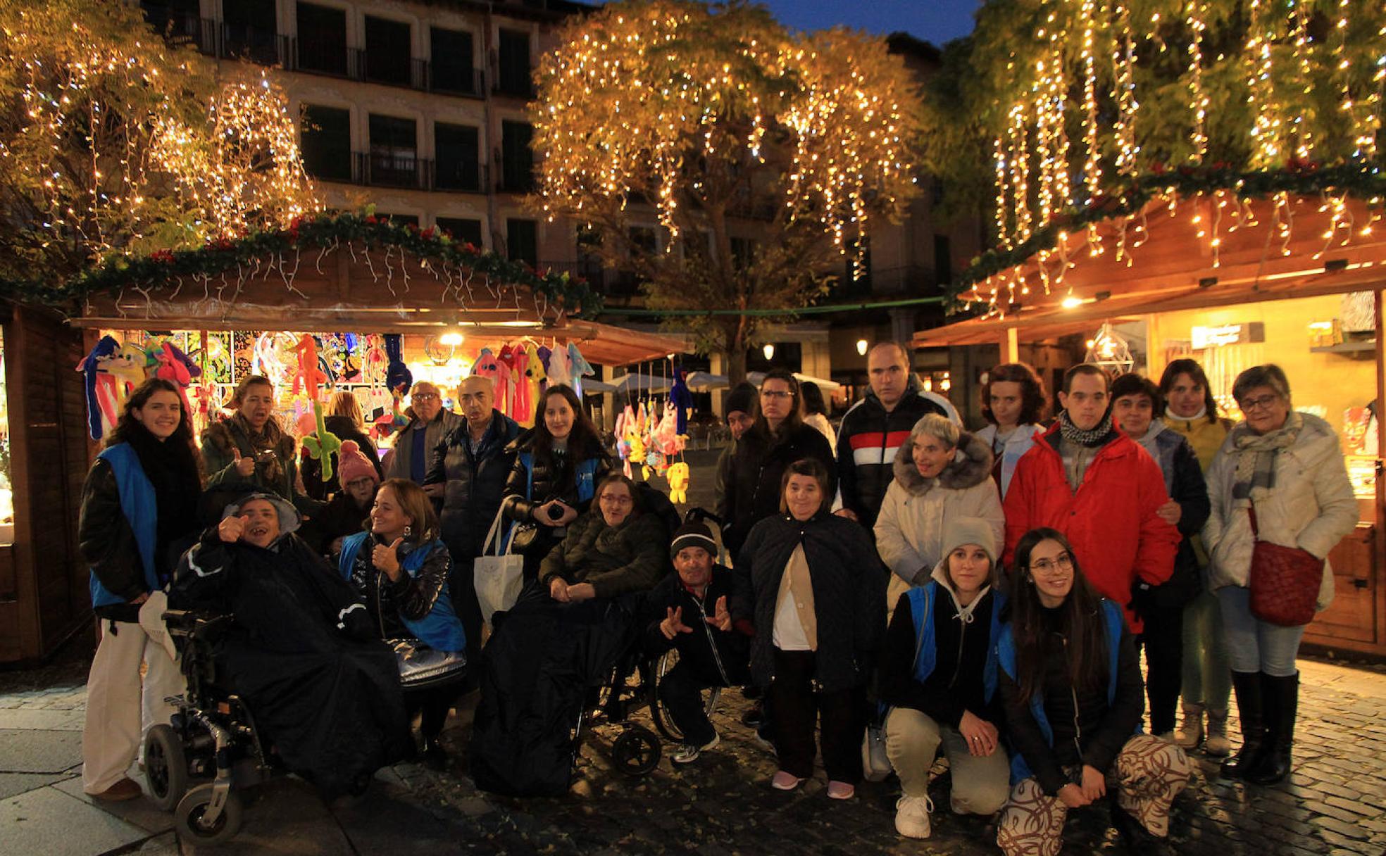 Voluntarios y residentes de Los Juncos, este viernes en la Plaza Mayor de Segovia.