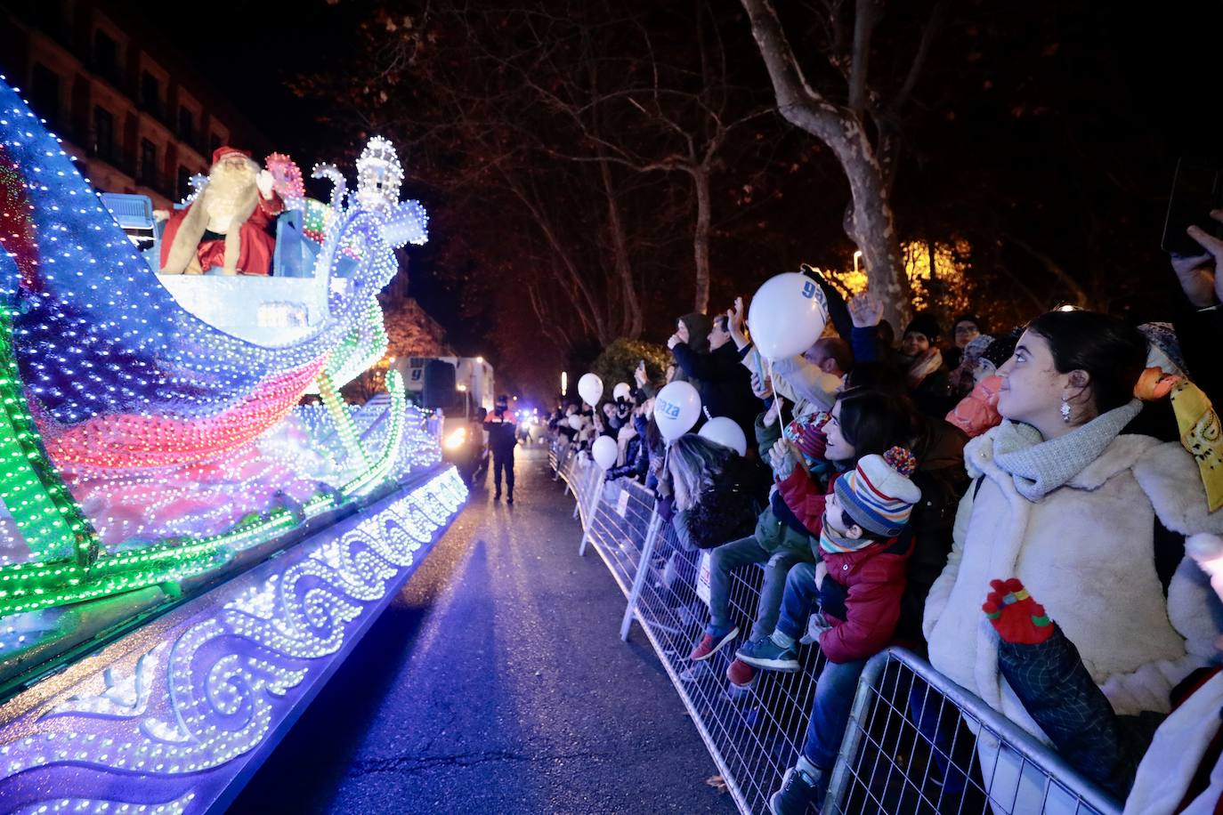 Fotos: Papá Noel llena de ilusión las calles de Valladolid