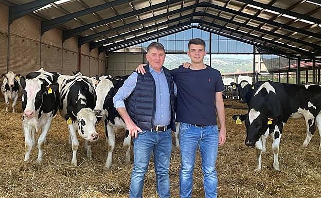 Carmelo Álvarez y su hijo, David, ganaderos de Pascual. 