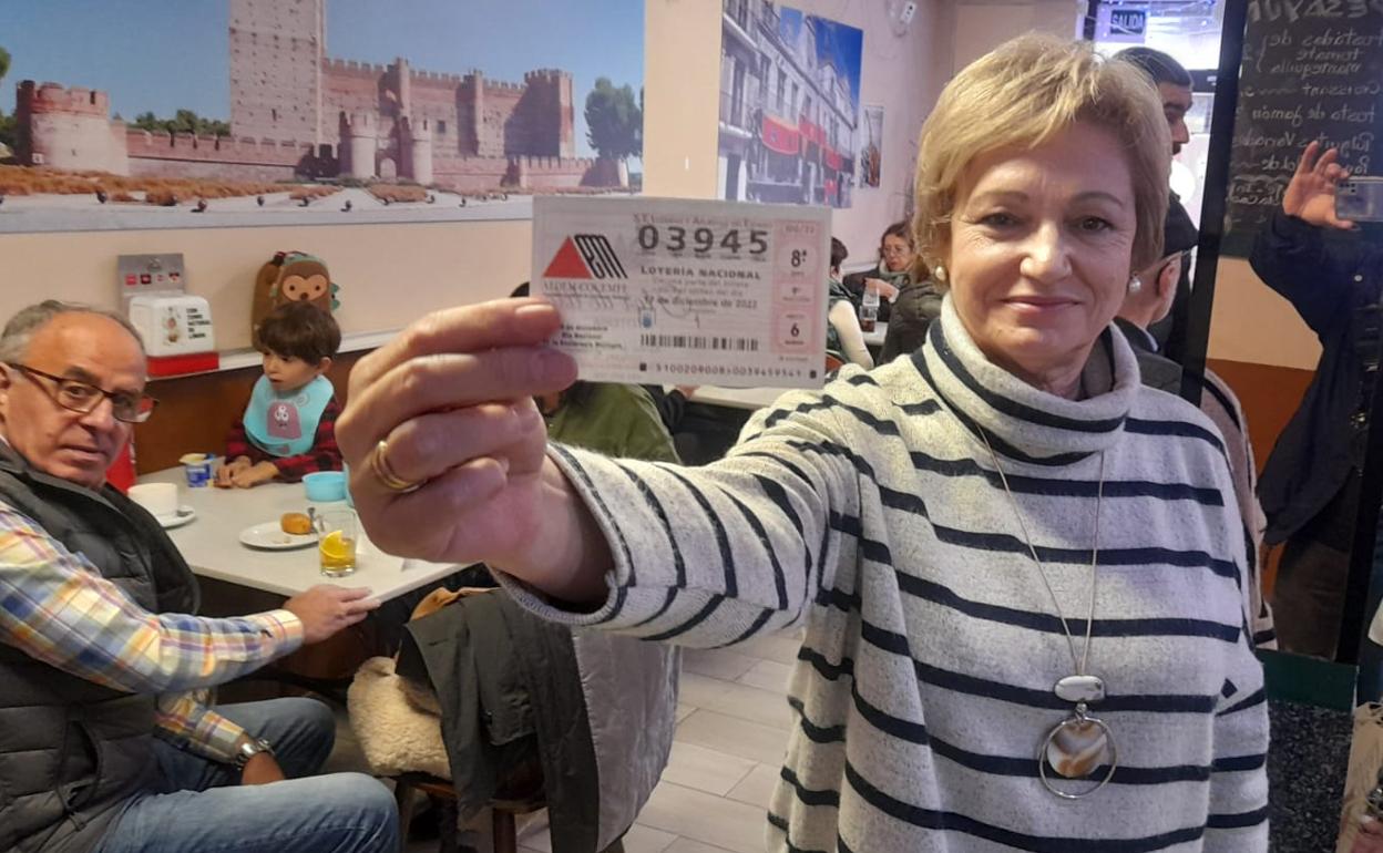 Merche González Espinosa, una de las dos loteras que han repartido la suerte en Medina.