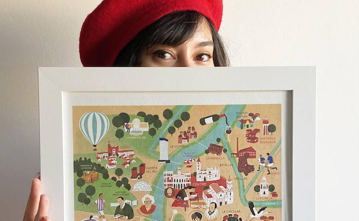 La ilustradora vallisoletana Laufer, con el mapa que ha dedicado a su ciudad. 