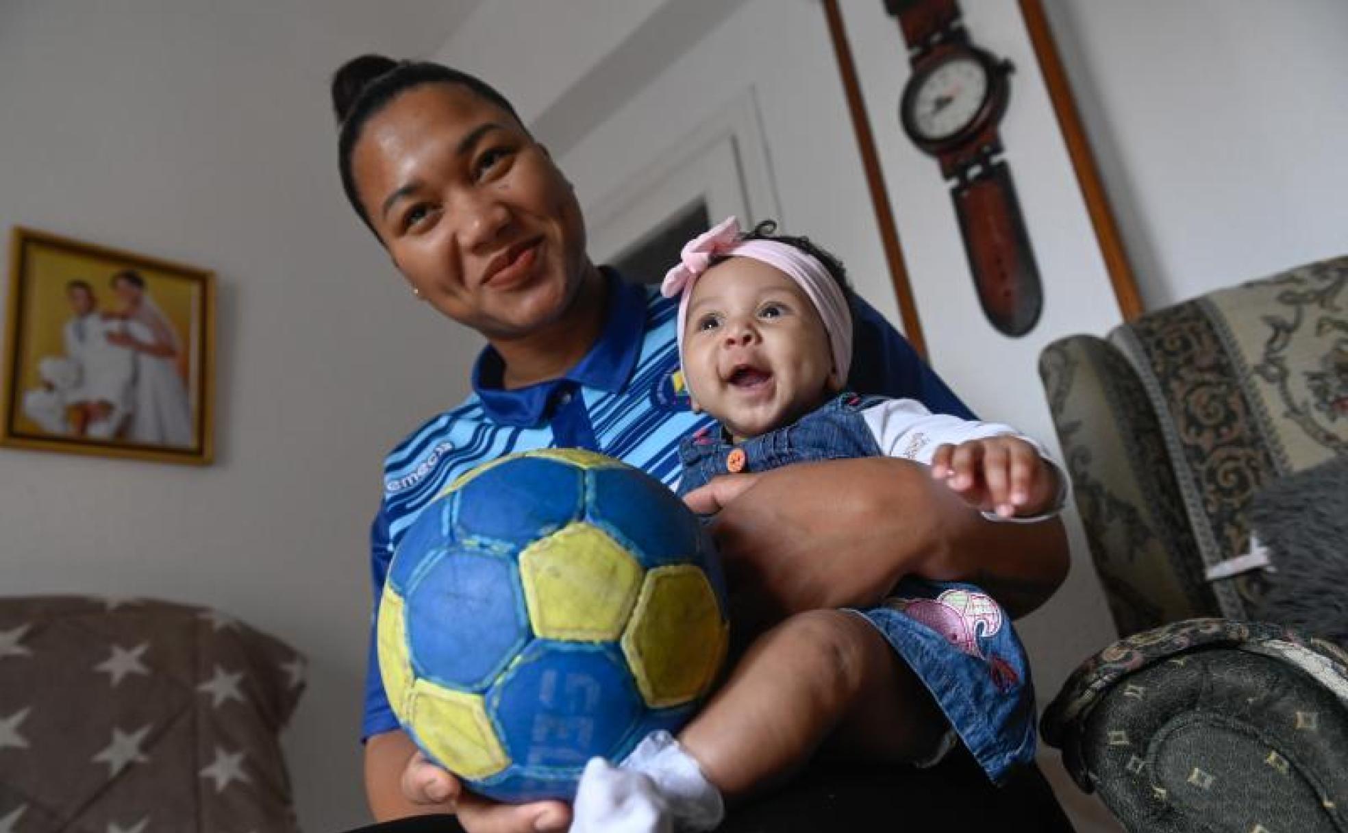 Lorena posa en su casa con Ayla Cloé, su primera hija. 