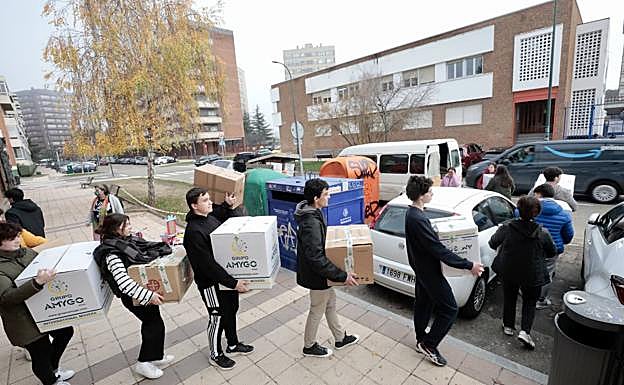 Alumnos de Maristas La Inmaculada trasladando los juguetes donados por las familias 