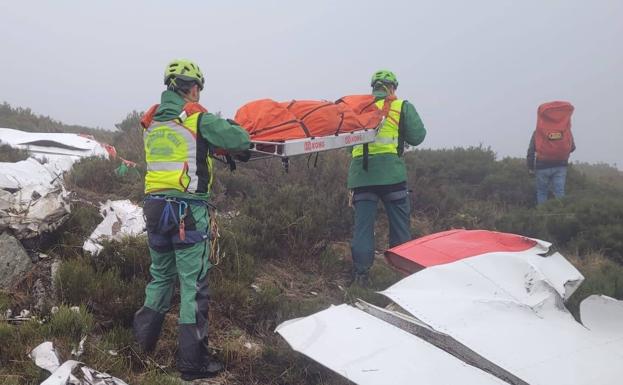 Agentes del grupo de montaña de la Guardia Civil porta el cuerpo sin vida del piloto accidentado en Sanabria el pasado octubre.